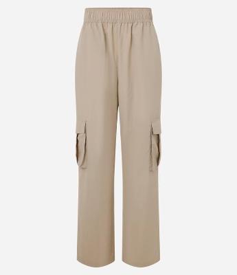 Calça Reta Esportiva em Poliamida com Cós Elástico e Bolsos Cargo Laterais