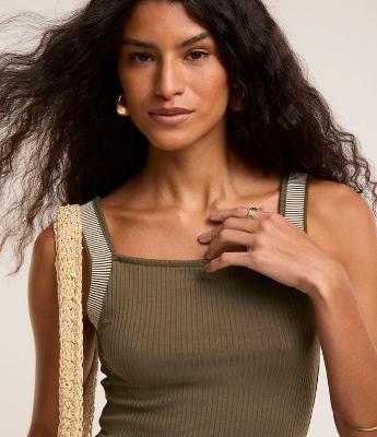 Regata com Decote Quadrado e Alça Contrastante