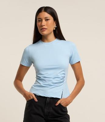 Blusa Ajustada em Microfibra com Franzido Lateral e Fenda