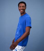 Camiseta em Algodão com Estampa Gil e Violão - 1