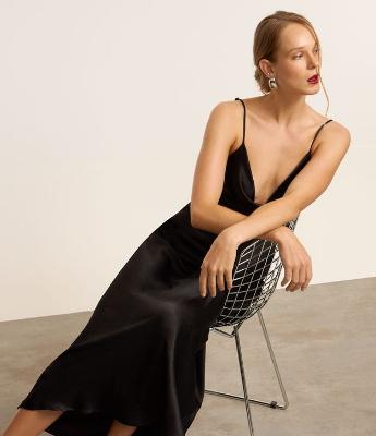 Vestido Midi em Cetim Texturizado com Decote Degagê