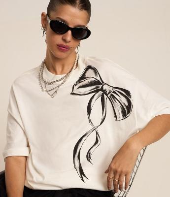 Camiseta Oversized em Algodão com Estampa de Laço