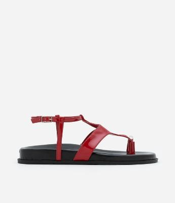 Rasteira com Tiras Assimétricas e Dedeira com Detalhe de Metal