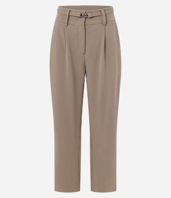 Calça Cenoura em Crepe com Cinto Fino com Fivela