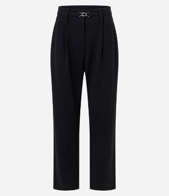 Calça Cenoura em Crepe com Cinto Fino com Fivela