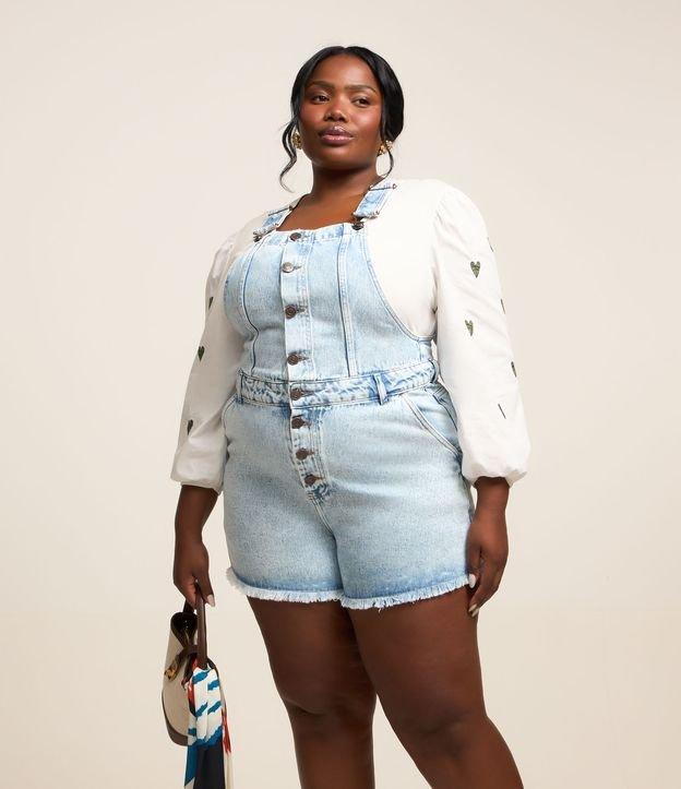 Jardineira Curta Jeans com Barra Desfiada Curve & Plus Size - 1
