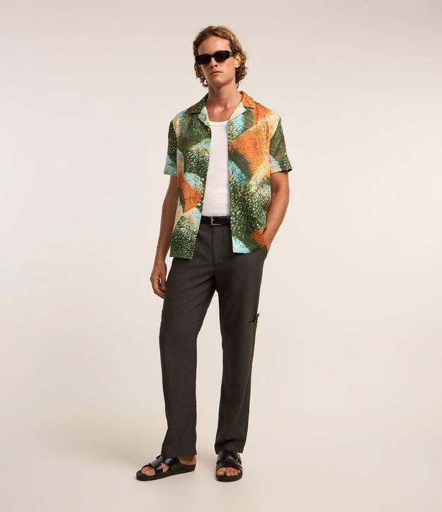 Calça Reta Cargo com Textura e Detalhe Lateral - 2