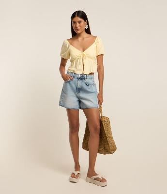 Short Slim em Jeans com Bordado de Flores Lateral