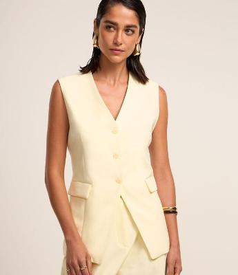 Colete Alfaiataria Alongado com Bolsos Frontais e Detalhe em V na Barra