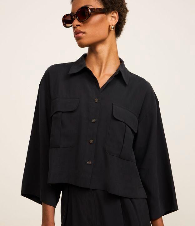 Camisa em Viscose com Botões e Bolsos Frontais - 2