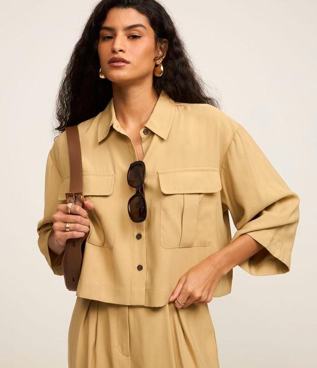 Camisa em Viscose com Botões e Bolsos Frontais - 2