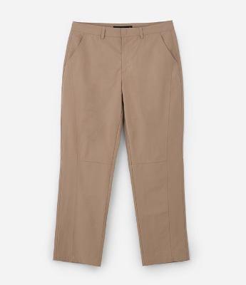 Calça em Sarja com Detalhe em Recortes e Bolsos