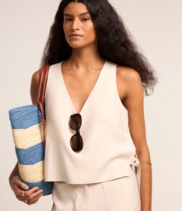 Blusa em Viscose com Alça Larga e Detalhe de Fivela na Lateral - 1