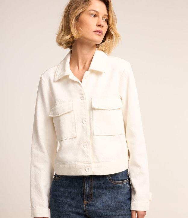 Jaqueta Trucker Curta em Sarja com Bolsos Cargo e Aleta - 2