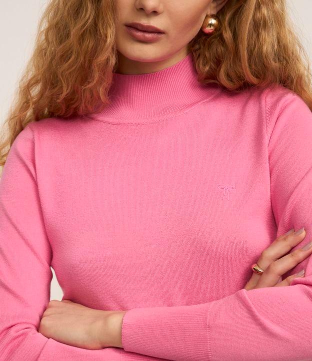 Blusa em Viscose com Gola Alta e Lacinho Bordado - 2