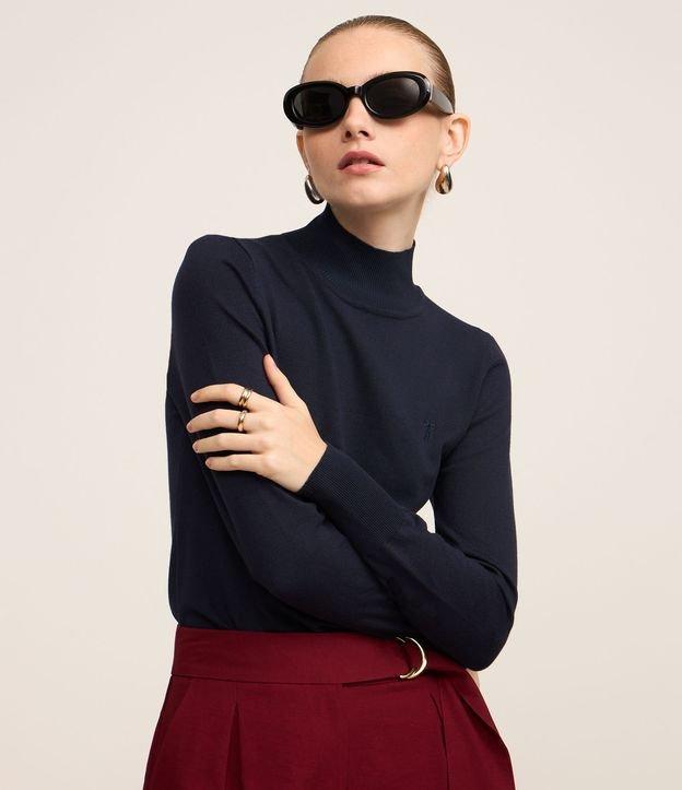 Blusa em Viscose com Gola Alta e Lacinho Bordado - 2