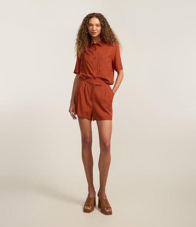 Short Curto em Viscose em Linho com Pregas e Bolsos - 2
