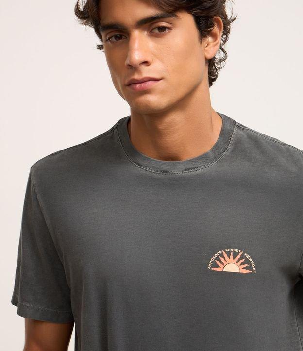 Camiseta Comfort em Algodão Efeito Estonado com Estampa Por do Sol na Praia - 2