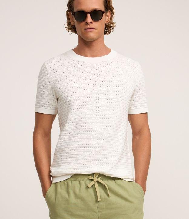 Camiseta Regular em Algodão com Textura em Furinhos - 2