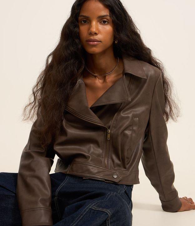 Calça Wide em Jeans com Recorte Transpassado e Bolso Cargo - 2