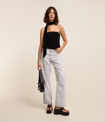 Calça Reta Comfort em Jeans com Passantes no Cós