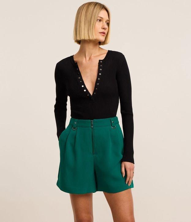 Short Cintura Alta Alfaiatado com Pregas e Fivelas - 2