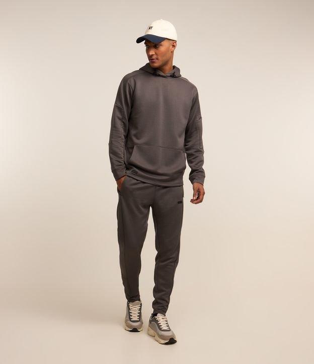 Calça Esportiva com Textura e Recorte na Barra - 1