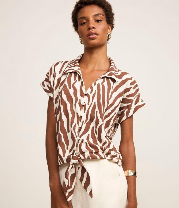 Blusa em Piquet com Botões e Estampa Folhagem - 2