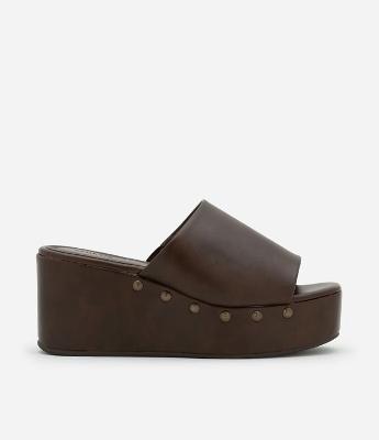 Sandália em PU Plataform com Rebites no Salto