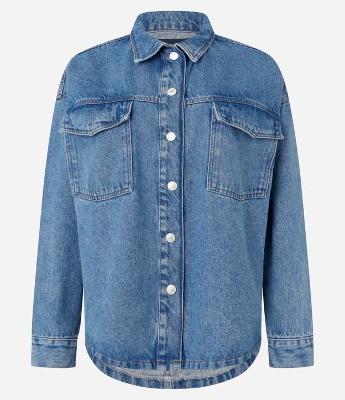 Jaqueta Trucker em Jeans com Bolsos