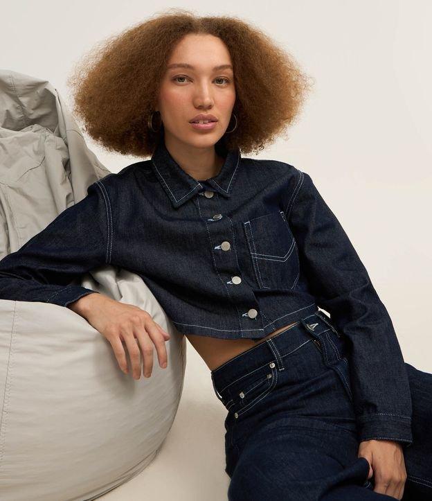 Camisa Cropped em Jeans com Pespontos Contrastantes - 2