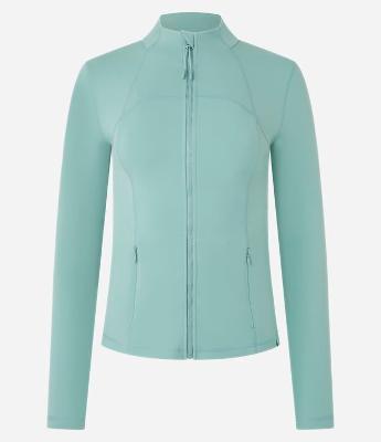 Jaqueta Esportiva em Microfibra com Recortes e Bolsos