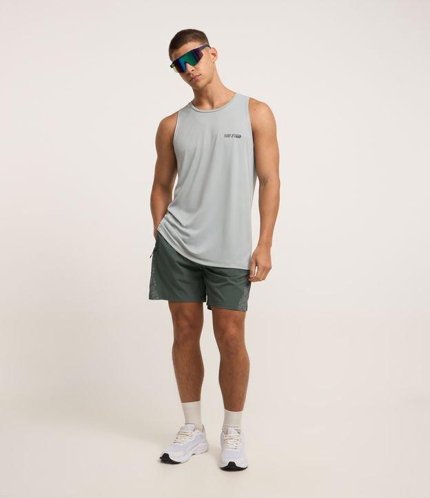 Bermuda Esportiva em Material Tecnológico com Estampa Refletiva - 2