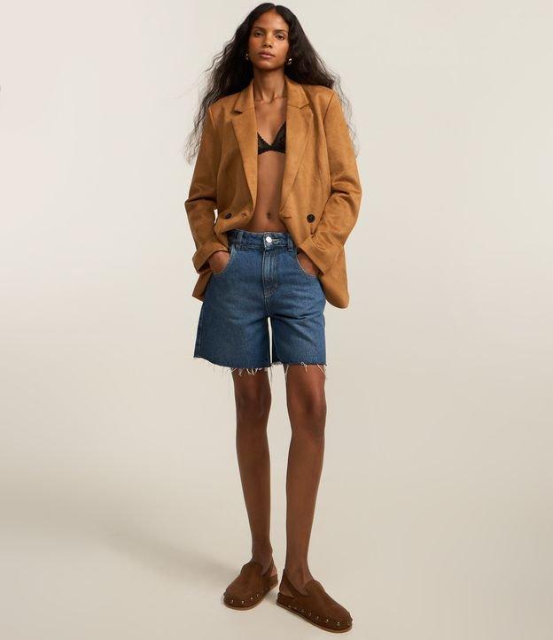 Bermuda Midi em Jeans com Bolso Duplo e Barra Fio - 2