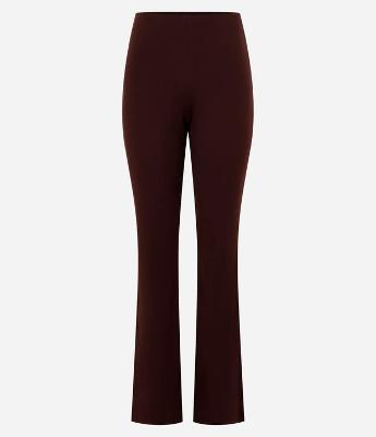 Calça Flare em Ponto Roma com Fenda na Barra