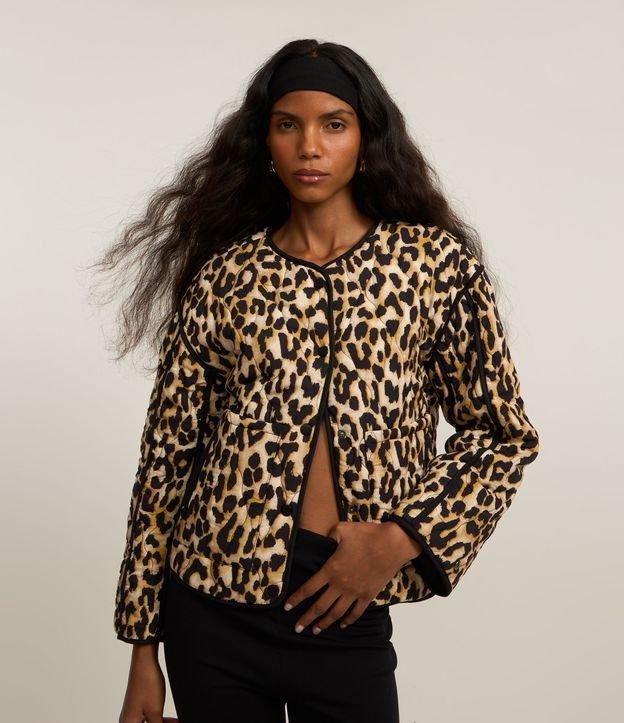 Jaqueta Trucker em Twill Animal Print com Bolsos - 2