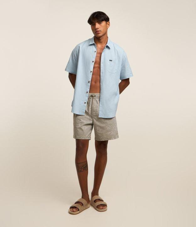 Bermuda em Material Tecnológico com Estampado Praiana e Efeito Lavado - 2