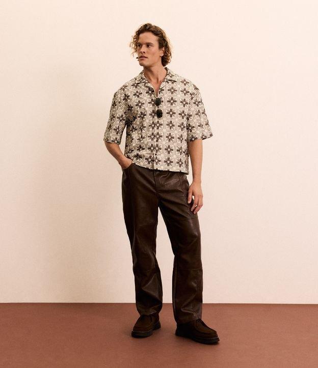 Calça em Material Sintético com Recortes - 3