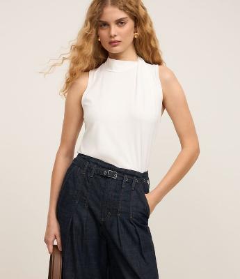 Blusa com Gola Alta e Detalhe Transpassado