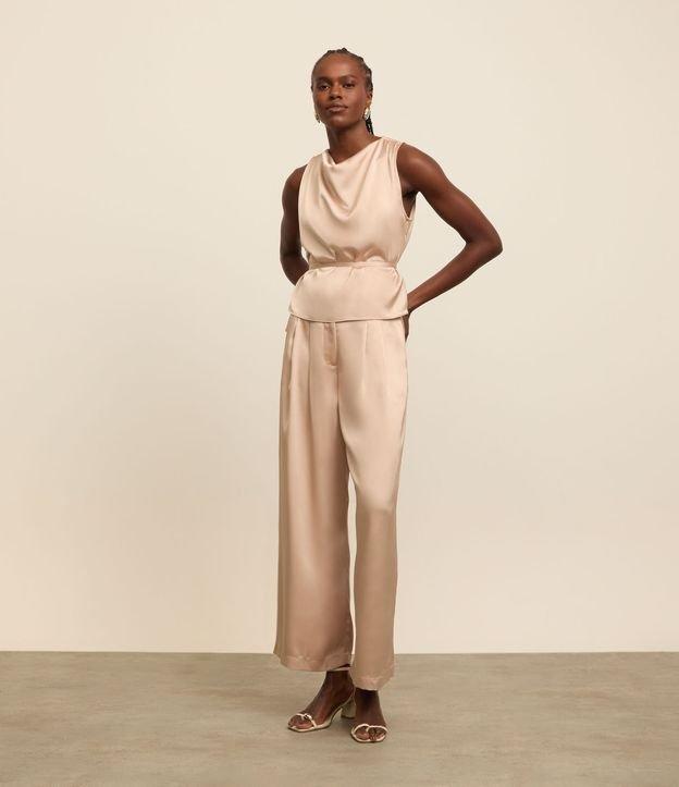 Calça Wide Leg Cintura Alta em Cetim com Pregas e Bolsos - 1