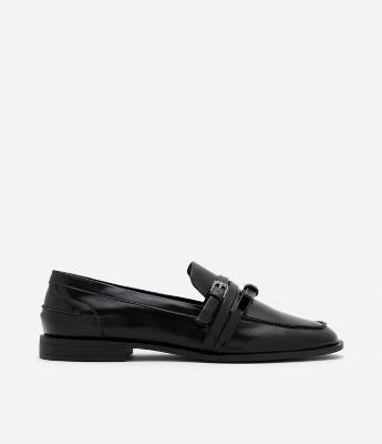 Sapato Mocassim com Multi Tiras e Fivelas