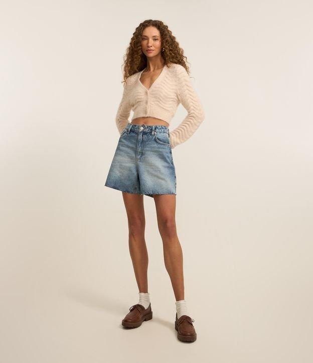 Bermuda em Jeans com Lavagem e Barra Desfiada - 2