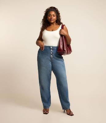 Calça Reta em Jeans com Botões Curve & Plus Size