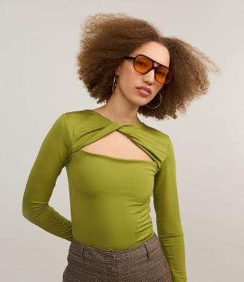 Blusa em Microfibra com Torcido na Gola e Recorte Vazado