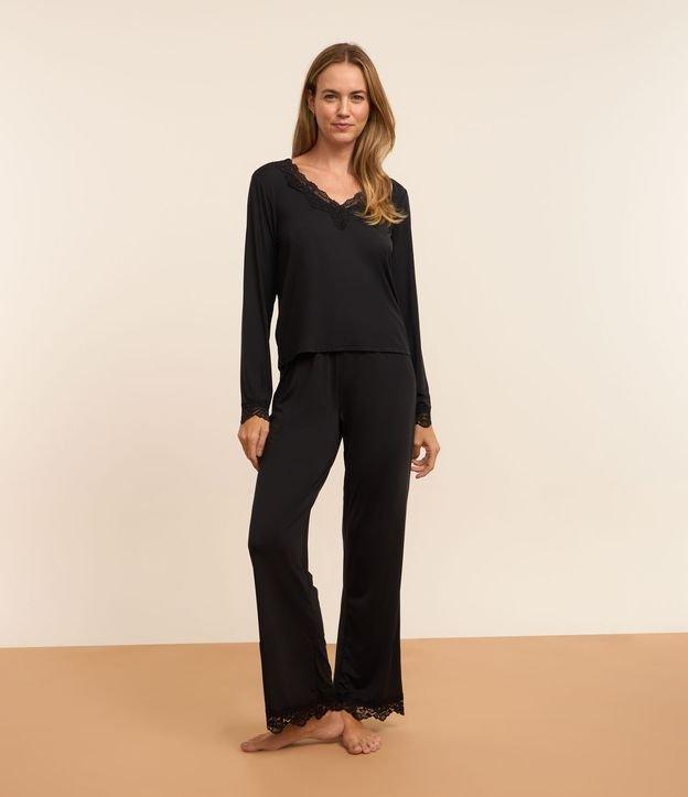 Pijama Longo em Poliamida com Renda no Decote - 2