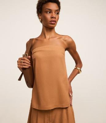 Blusa em Viscolinho Tomara que Caia com Fenda na Barra