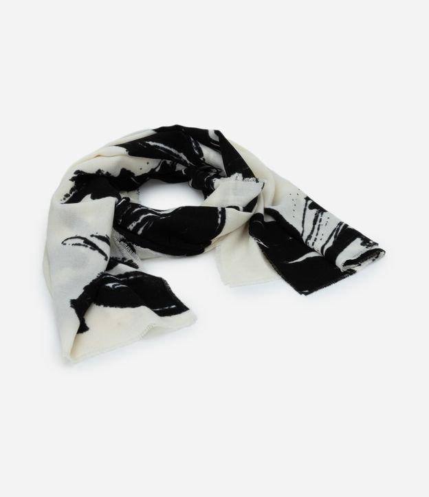 Cachecol em Flanela com Franjas e Estampa Folhagem - 1