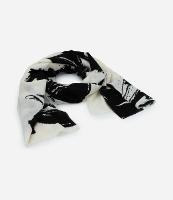 Cachecol em Flanela com Franjas e Estampa Folhagem - 1