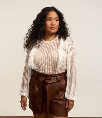 Blusa em Renda com Babados Curve & Plus Size