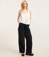 Blusa em Cetim com Alça Fina e Renda no Decote - 2